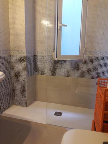 a bathroom with a shower with a glass door at Alojamiento Vacacional Inma in Cazorla