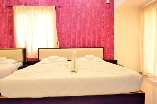 Una cama o camas en una habitación de Hotel Ambai Grand