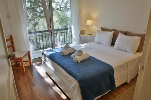 Un dormitorio con una cama con dos ositos de peluche. en Nestor Hillside House by TrulyCyprus en Moniatis