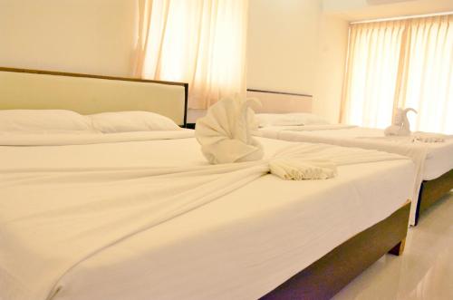 Una cama o camas en una habitación de Hotel Ambai Grand