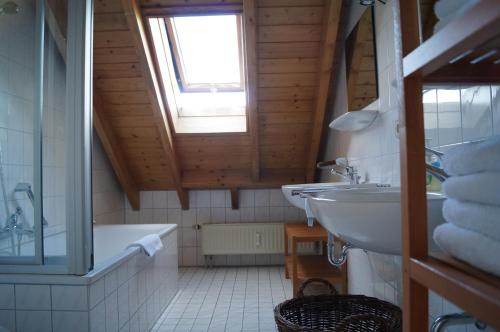 Bilik mandi di Weingut Landmann Ferienwohnungen