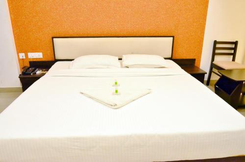 Una cama o camas en una habitación de Hotel Ambai Grand