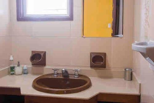 ein Badezimmer mit Waschbecken und Spiegel in der Unterkunft IV 2 bedroom apartment in Cartagena de Indias