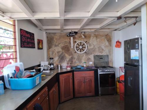 a kitchen with a stove and a counter top at Bananoz Surfhouse in Transito