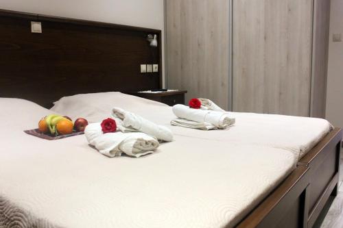 Postel nebo postele na pokoji v ubytování THEOS Apartments
