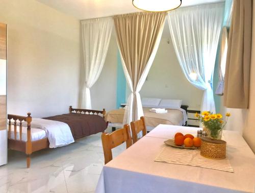 Tempat tidur dalam kamar di SEMIRAMIS SUITES with pool and private jacuzzi