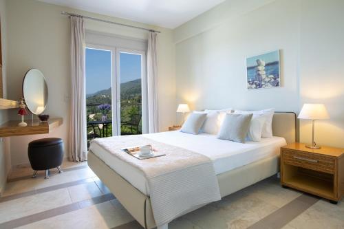 מיטה או מיטות בחדר ב-Drimonari Villas