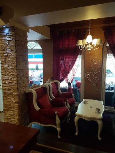 uma sala de estar com duas cadeiras e uma mesa em Prenociste Lane em Ključ