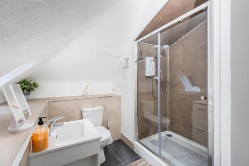 ein Bad mit einer Dusche, einem Waschbecken und einem WC in der Unterkunft Claymore Apartment Broughty Ferry in Dundee