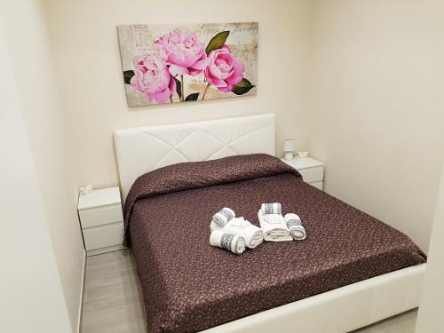 - une chambre avec un lit et 2 chaussons dans l'établissement La Casa Di Francesco (Trilocale Arredato), à Canicattì