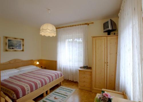 A bed or beds in a room at Hotel Zoldana