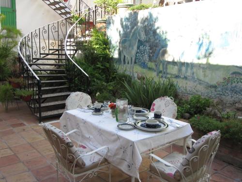 a table and chairs with a table and a staircase at Serena Vista in Álamos