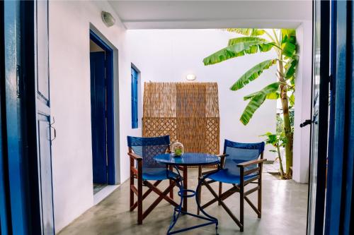 una sala da pranzo con tavolo e sedie blu di Casa Di Roma a Paroikia