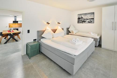 a bedroom with a bed and a desk in a room at City Apartments Hannover in Hannover