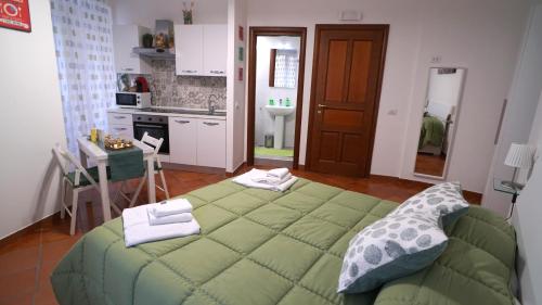 um quarto com uma grande cama verde numa cozinha em Naporà em Nápoles