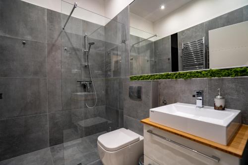 Kúpeľňa v ubytovaní Modern, Quiet & Cozy Apartment in the middle of Downtown near Danube at Fashion street