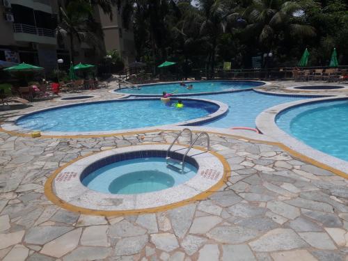 un grupo de 3 piscinas en un complejo en Thermas Paradise - Rio Quente - Caldas Novas, en Rio Quente