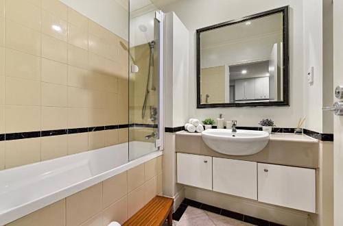 Ett badrum på Metropolitan Cham - Queen Street's Big Size Retreat