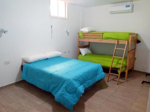 ein Schlafzimmer mit einem Etagenbett und einer Leiter in der Unterkunft Departamento Colón 1 in San Rafael