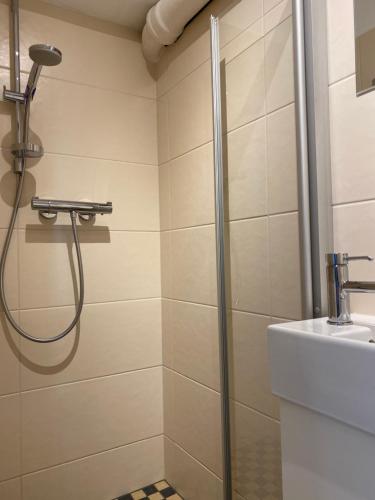 a bathroom with a shower and a sink at Wohne im Grünen/Innsbruck/4 Pax in Innsbruck