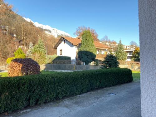 a house with hedges in front of a driveway at Wohne im Grünen/Innsbruck/4 Pax in Innsbruck
