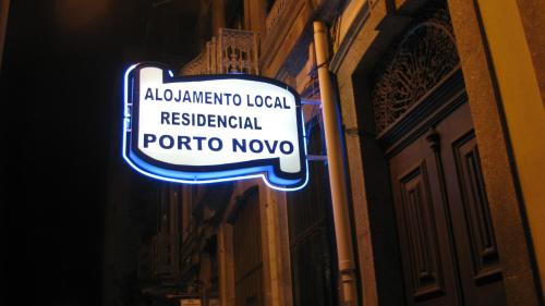 a sign that is on the side of a building at Residencial Porto Novo - Alojamento Local in Porto