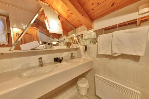 a bathroom with two sinks and a mirror at Glocknerhaus in Berg im Drautal