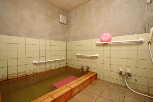 W łazience znajduje się wanna z umywalką. w obiekcie Minsyuku Ibusuki w mieście Ibusuki