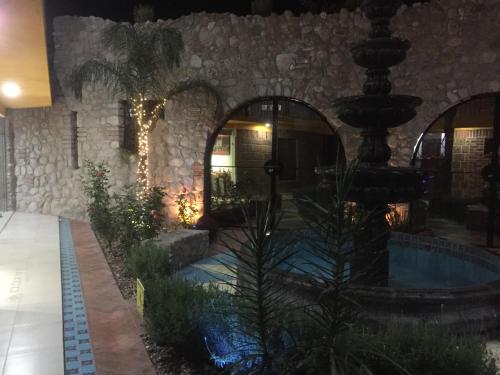 - une piscine dans un bâtiment avec une fontaine dans l'établissement HOTEL BOUTIQUE JAYCO, à San José Iturbide