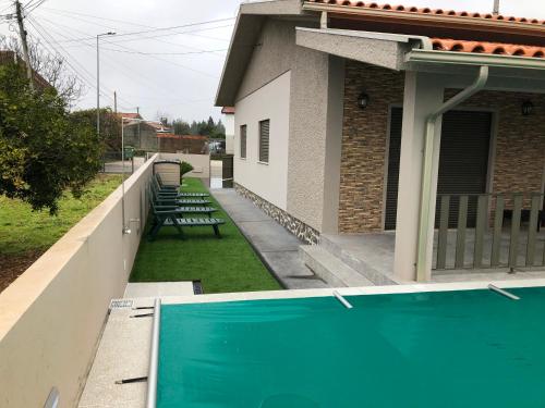 uma piscina ao lado de uma casa em Paradise Property,Ideal para ferias ou Lua de Mel em Albergaria-a-Velha