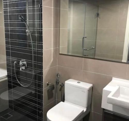 een badkamer met een douche, een toilet en een wastafel bij 1-4pax Mickey Mouse 1bedrm at Puteri Harbour, Teega Suite in Nusajaya