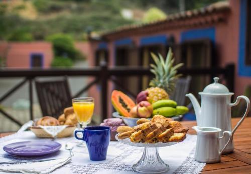 una mesa cubierta con un plato de comida y fruta en Casa el Porte, en Tegueste