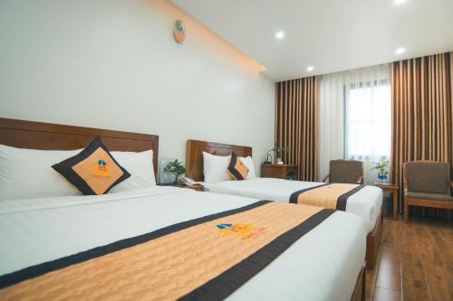 Postel nebo postele na pokoji v ubytování HOÀNG LONG HOTEL