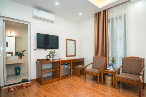 TV a/nebo společenská místnost v ubytování HOÀNG LONG HOTEL