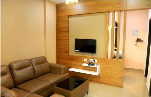 A television and/or entertainment centre at Rinad Castle Vythiri By Hamra Retreat