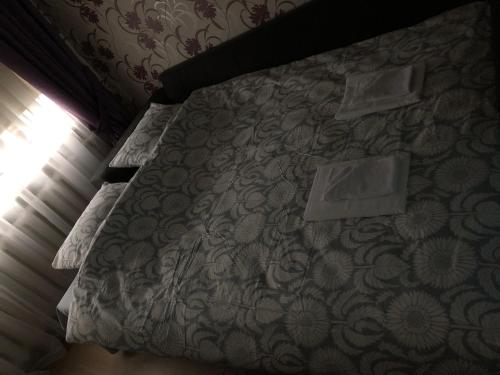 łóżko z dwoma poduszkami na górze w obiekcie Narva mnt 23 w mieście Jõhvi