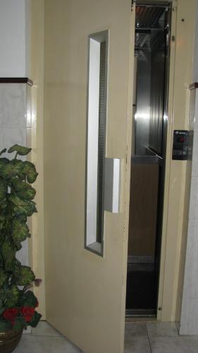 a door with a mirror in a room with a plant at Residencial Porto Novo - Alojamento Local in Porto