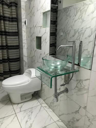 łazienka z umywalką i toaletą w obiekcie Dormitorio Independiente w mieście Lima
