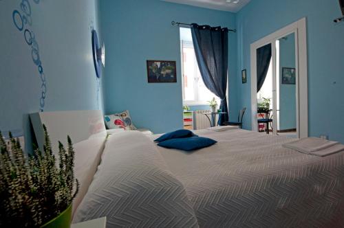 Un dormitorio con una cama grande con paredes azules. en Rhome86, en Roma