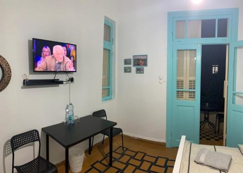 GuestHouse COMFY - separate rooms in the apartment for a relaxing holidayにあるテレビまたはエンターテインメントセンター