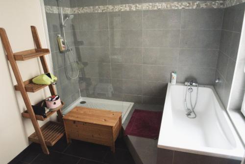 une salle de bain avec une douche, une baignoire et un lavabo dans l'établissement Villa Sainte Rosalie, à Wimereux