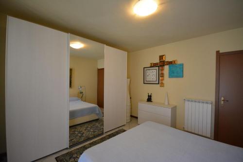 GrantolaにあるResidence Bosco Soleの小さなベッドルーム(ベッド1台、鏡付)