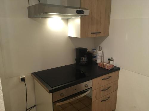 une petite cuisine avec un comptoir noir dans l'établissement Le gite 1 - Le Château du Fleckenstein, à Sélestat