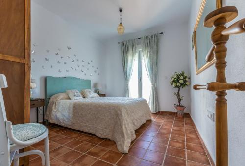 A bed or beds in a room at Casa Rural Castillo de Segura