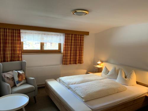 Un pat sau paturi într-o cameră la Haus Brunnenberg