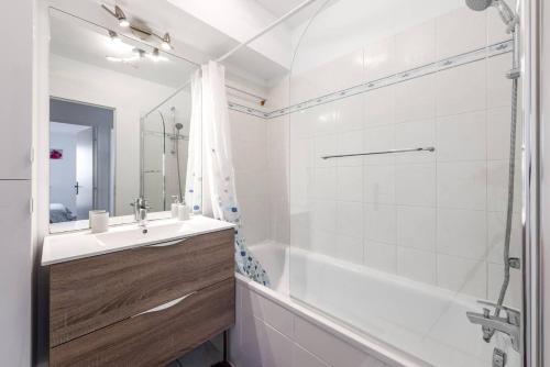 a bathroom with a tub and a sink and a shower at Smart apartment Val d'Europe 7/9 pers in Chessy