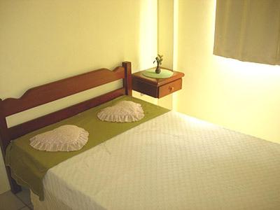 Un pat sau paturi într-o cameră la Pousada Serafin Azul