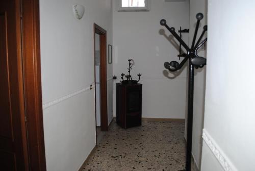 蒙德拉戈的住宿－Villa Carmela Capotosto，走廊上设有白色墙壁和地板的房间
