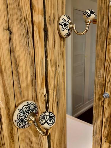 a wooden door with a knob and a mirror at Fischerhaus von 1680 Travemünde in Lübeck