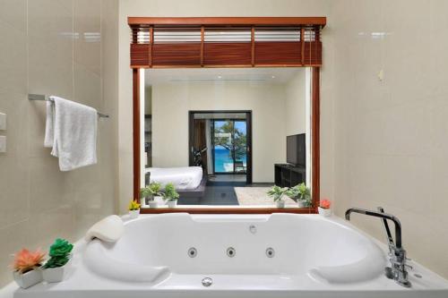 Ett badrum på 3 bed beachfront modern house in Kata Noi